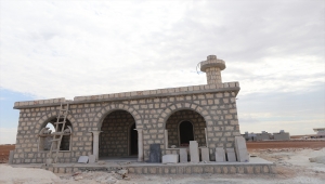 İHH, Suriye'nin kuzeyinde briket evler çevresine cami inşa etti
