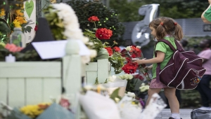 İngiltere'de 2017'deki Grenfell Tower yangınında hayatını kaybeden 72 kişi anıldı