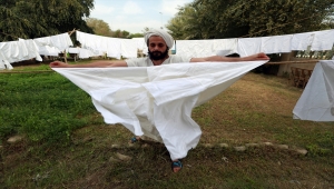 Irak'taki dini azınlık Sabia Mendailer dini ritüellerini akarsuda gerçekleştiriyor