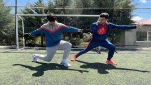 İşitme engelli futbolcu, mezun olduğu lisede geleceğin sporcularını yetiştiriyor