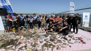 İstanbul Boğazı'nda çöp toplama etkinliği 