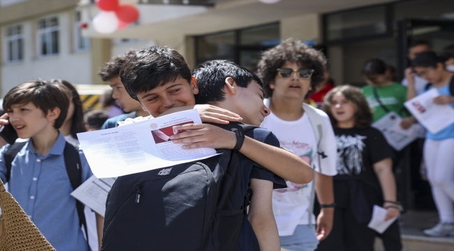 İstanbul'da öğrenciler karne sevinci yaşadı