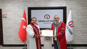 İSTE'den mezun olan teknik direktör Samet Aybaba, diplomasını aldı