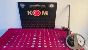 İzmir'de Roma ve Bizans dönemlerine ait olduğu değerlendirilen 143 sikke ele geçirildi
