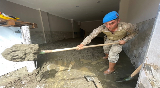 Jandarma Bozkurt'taki selin yaralarını sarmak için yeniden sahada