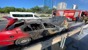 Kadıköy'de seyir halindeyken alev alan otomobil kullanılamaz hale geldi