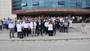 Kars'ta doktorun bıçakla yaralanmasına meslektaşları tepki gösterdi