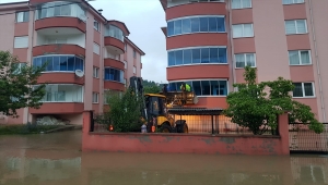 Kastamonu'da su baskını nedeniyle mahsur kalanlar kepçeyle kurtarıldı