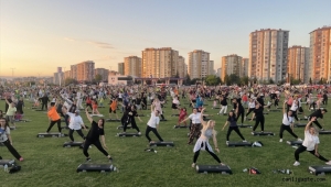 Kayseri'de açık havada müzik eşliğinde spor yapıldı
