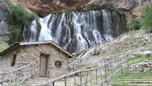 Kayseri'de sıcak havada serinleten şelale "Kapuzbaşı" takım şelaleleri