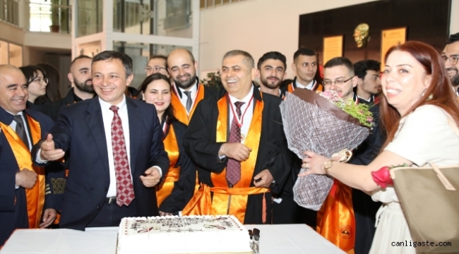 Kayseri'de Tıp profesörü emekliliğinde turist rehberliği yapmak için 54 yaşında diploma aldı