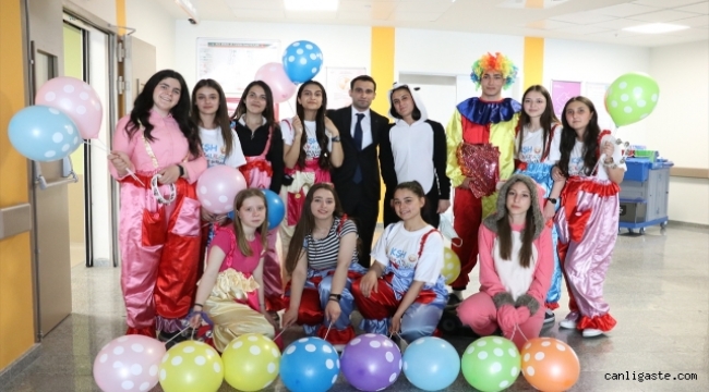 Kayseri Şehir Hastanesinde Hemşire adayları palyaço kostümü giyip çocuk hastaları eğlendiriyor