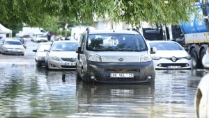 Keçiören'de etkili olan sağanak binalarda su baskınlarına yol açtı 