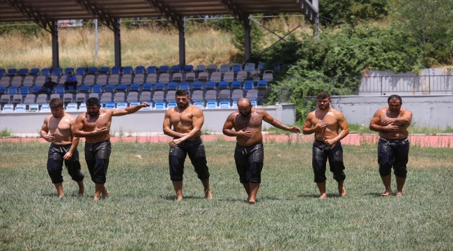 Kırkpınar'da güreşecek başpehlivanlar son yağlı antrenmanlarını Edirne'de yapıyor