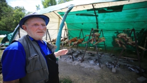 Kırkpınar'ın geleneksel lezzeti kuzu çevirme Sarayiçi'ndeki yerini aldı