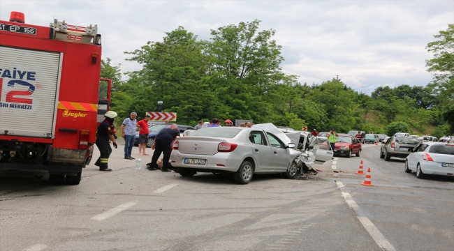 Kocaeli'de 3 otomobilin karıştığı kazada 4 kişi yaralandı