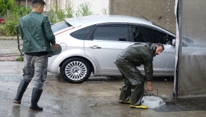 Kütahya'da sağanak nedeniyle bazı binalarda su baskını meydana geldi