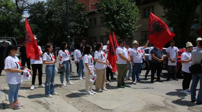 Kuzey Makedonya'daki Yunanistan Büyükelçiliği önünde "Çamerya gösterisi"