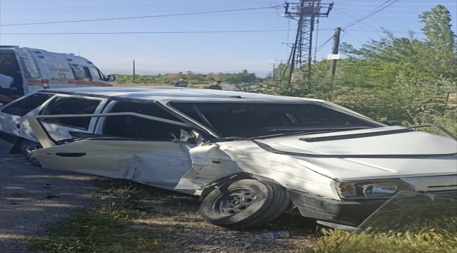Malatya'da minibüs ile otomobilin çarpışması sonucu 3 kişi yaralandı