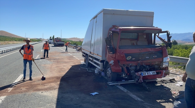 Malatya'da yolcu otobüsü ile kargo aracının çarpıştığı kazada 17 kişi yaralandı