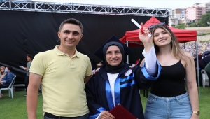 Mezuniyet sevincini çocuklarıyla yaşadı