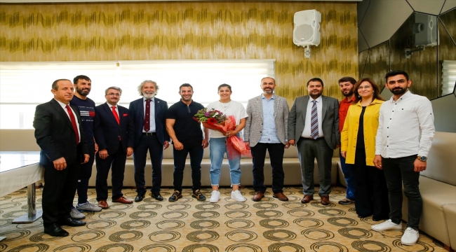 Milli boksör Busenaz Sürmeneli, Bayburt Üniversitesi'ni ziyaret etti