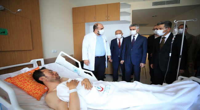 Milli Eğitim Bakan Yardımcısı Nazif Yılmaz trafik kazasında yaralananları ziyaret etti