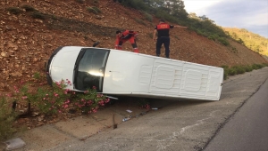 Muğla'da devrilen hafif ticari araçta sıkışan sürücü kurtarıldı