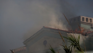 Muğla'da sazlıktan metruk binalara sıçrayan yangın söndürüldü