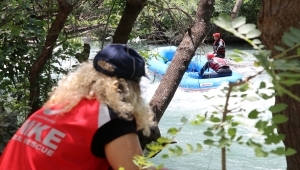 Müküs Çayı'nda kaybolan hemşirenin ailesi arama çalışmalarını umutla takip ediyor 