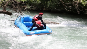Müküs Çayı'nda kaybolan hemşireye ulaşılmaya çalışılıyor