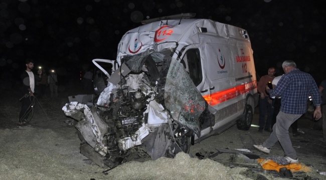 Muş'ta ambulans ile traktörün çarpışması sonucu 5 kişi yaralandı