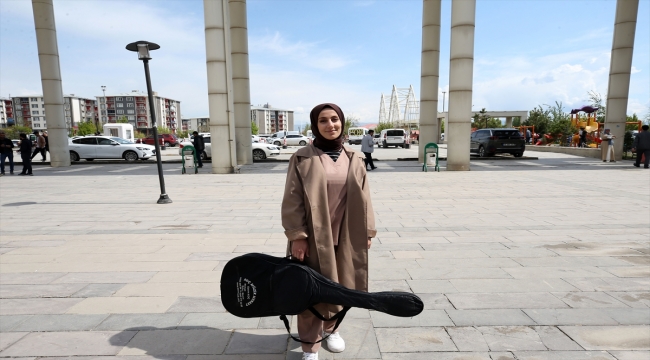 Muş'ta gitarlı hemşire hasta çocuklara müzikle moral veriyor
