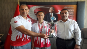 Okul, aile, antrenör ve toplum desteği kick boksçu "Kader"i kürsüye taşıdı