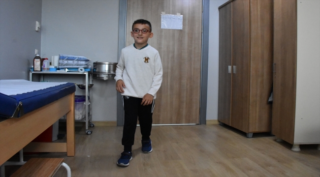 Ordu'da ayaklarından ameliyat olan Azerbaycanlı küçük Alisa yürümeye başladı
