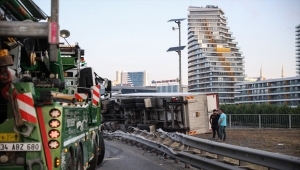 Otoyolda arızalanan İETT otobüsüne çarpan meyve yüklü kamyon devrildi
