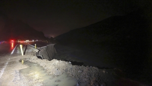Sağanak nedeniyle taşan çay, Kastamonu-Ankara kara yolunda çökmeye yol açtı