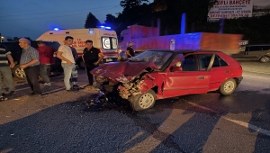 Sakarya'da ciple otomobilin çarpıştığı kazada 3 kişi yaralandı