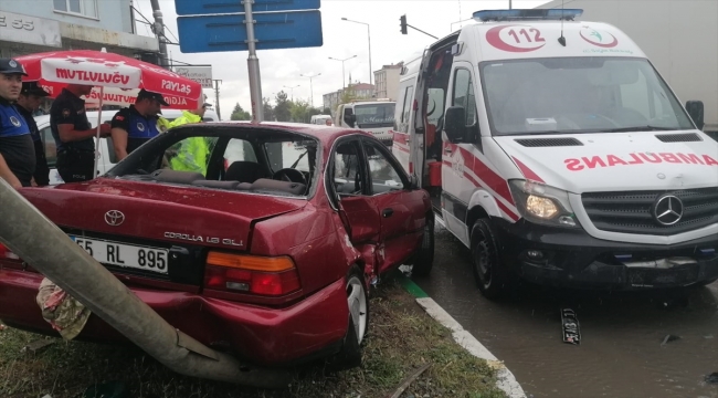 Samsun'da ambulans ile otomobil çarpıştı, 4 kişi yaralandı