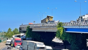 Samsun'da damperi açık kalan kamyon yön tabelasına çarptı