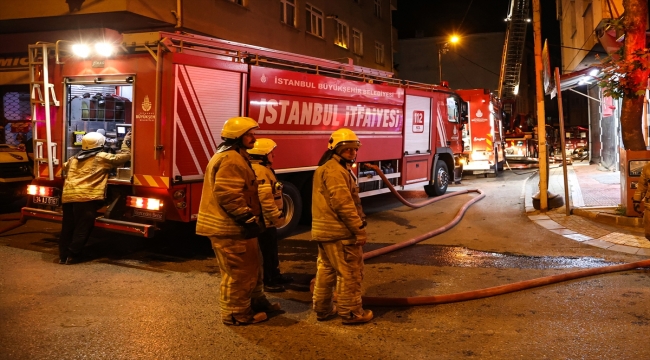Sancaktepe'de 5 katlı binanın çatısında çıkan yangın söndürüldü