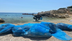 Saros Körfezi'nde dip temizliği yapan dalgıçlar denizden plastik atık topladı