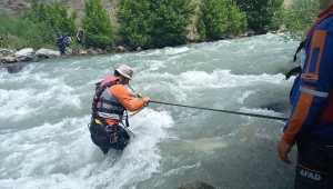 Siirt'te Müküs Çayı'nda akıntıda kaybolan hemşireyi arama çalışması devam ediyor 