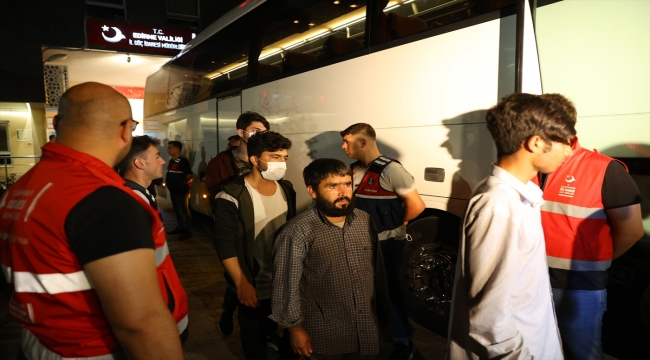Sınır dışı edilecek 227 Afganistan uyruklu, Edirne'den İstanbul'a gönderildi