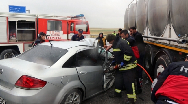Sivas-Kayseri kara yolunda süt tankeriyle otomobil çarpıştı: 3 yaralı