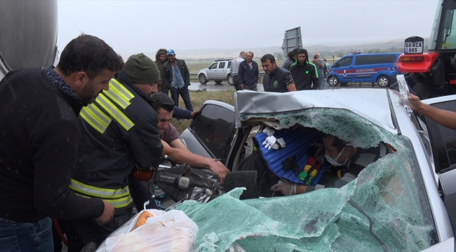 Sivas'ta süt tankeriyle otomobilin çarpıştığı kazada 3 kişi yaralandı