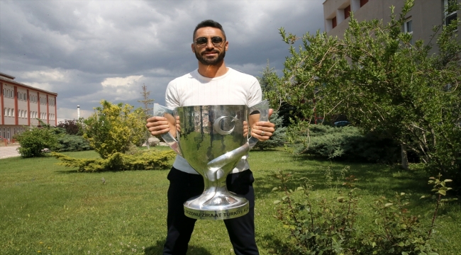 Sivasspor formasını 5 yıl daha terletecek Uğur Çiftçi'nin sözleşme mutluluğu: