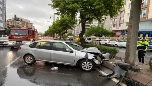 Tekirdağ'da aydınlatma direğine çarpan otomobilin sürücüsü öldü