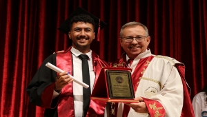 TÜ Rektörü, yeni mezun meslektaşlarına "en iyi ilacın güler yüz olduğu" tavsiyesinde bulundu: