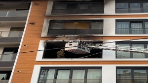Tuzla'da yanan daire kullanılamaz hale geldi 